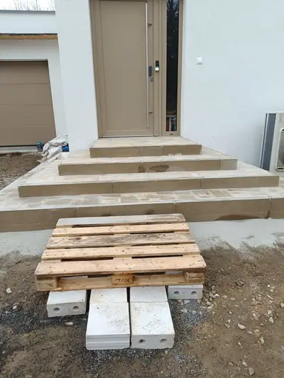 Rozestavěné vstupní schody z betonových prvků u nového domu