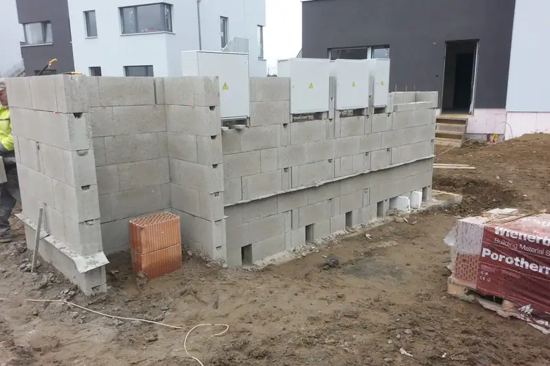 Zídka z betonových tvárnic pro skříně elektroměrů u nových domů