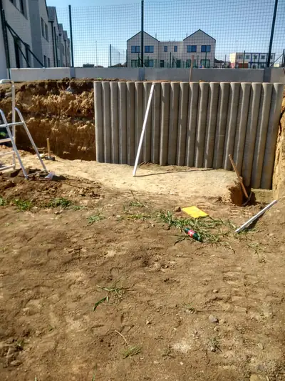 Opěrná stěna z betonových palisád u výkopu