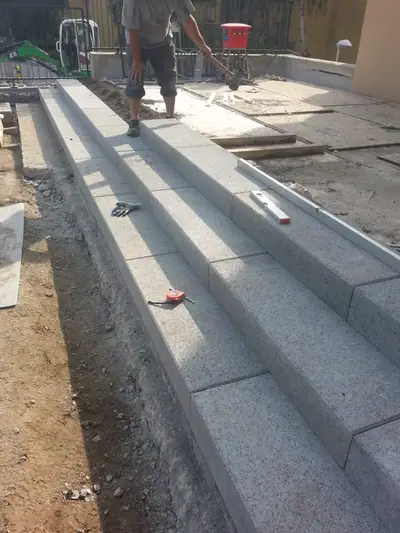 Dlouhé betonové stupně podél budovy při pokládce