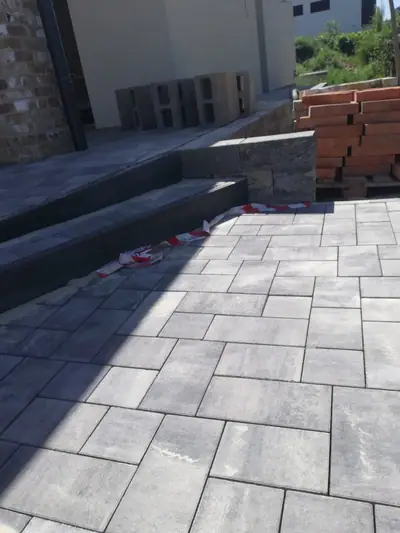 Terasa z velkoformátové šedé dlažby se schodem