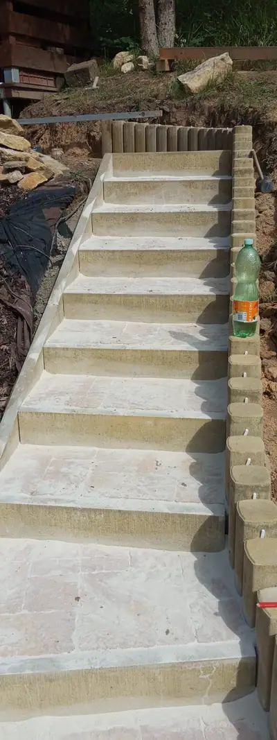 Zahradní schody ve svahu lemované palisádou