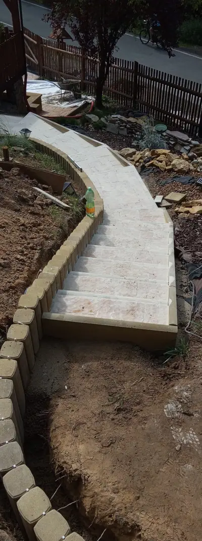 Zahradní chodník se schody lemovaný obloukem palisád