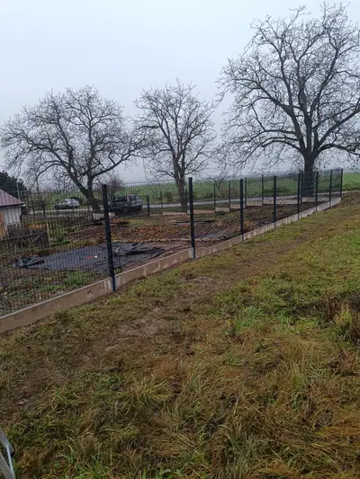 Tmavý panelový plot podél pole