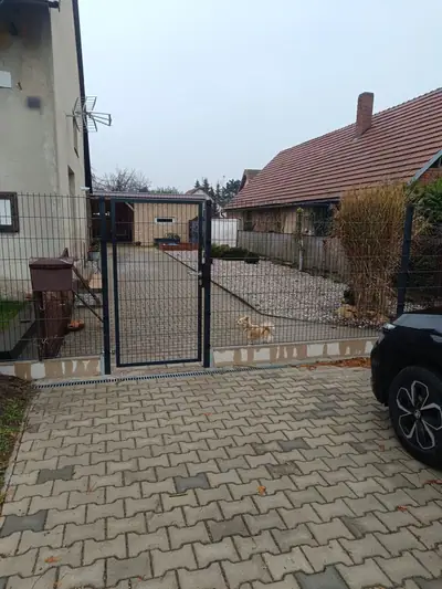 Vjezd ze zámkové dlažby k brance panelového plotu