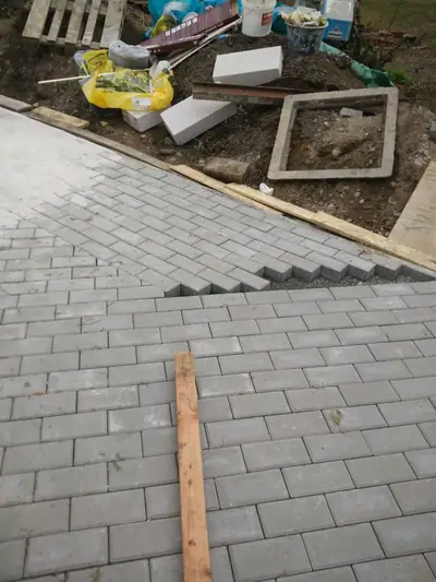 Dlažba a schody ze šedých kostek při pokládce