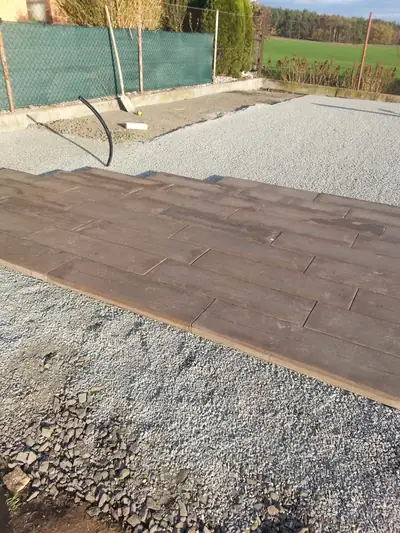 Terasa z hnědé dlažby imitující dřevo na štěrkovém loži