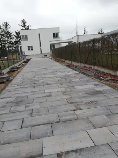 Dlouhý vjezd z velkých světlých betonových desek