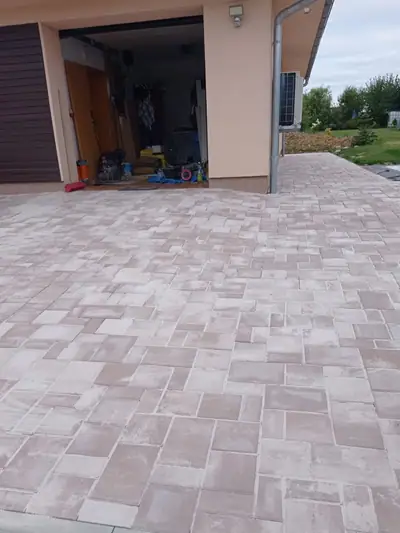 Dlažba ve světle cihlovém melíru před garáží